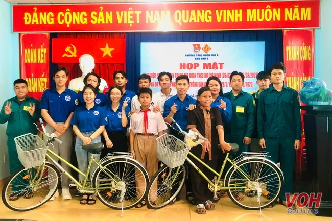 Người trưởng khu phố và nhóm sinh viên giàu lòng nhân ái 2