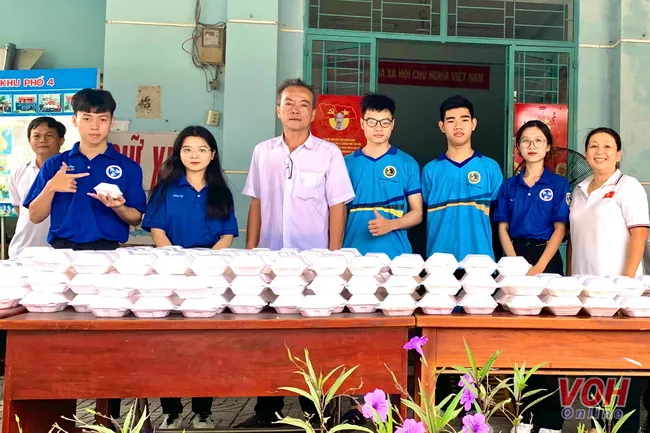 Người trưởng khu phố và nhóm sinh viên giàu lòng nhân ái 1