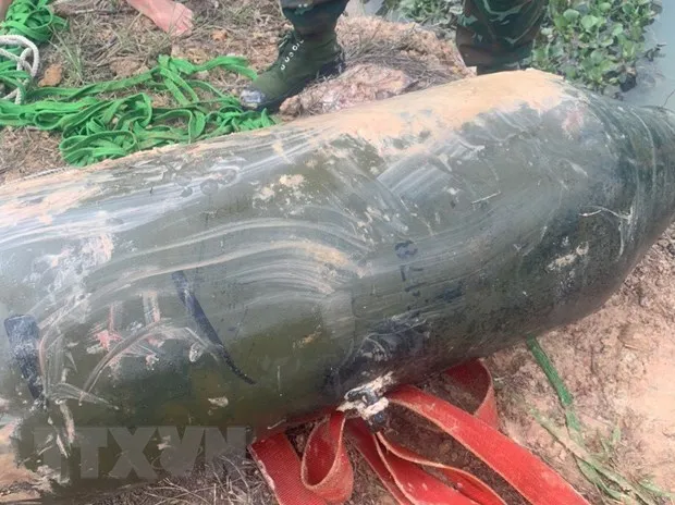 Đào ao, phát hiện bom 