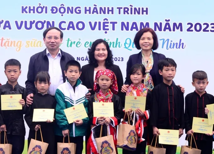 Vinamilk & Quỹ sữa Vươn cao Việt Nam khởi động hành trình năm thứ 16 tại Quảng Ninh 2