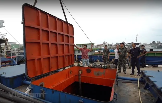 Bắt giữ tàu vận chuyển hàng trăm tấn dầu FO trái phép 1