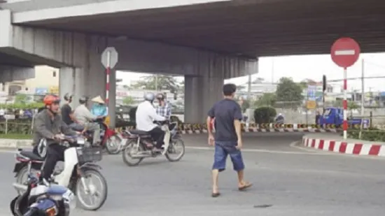 Xe máy đi ngược chiều từng hàng trên nhiều tuyến đường, Sở GTVT kiến nghị công an xử lý 1