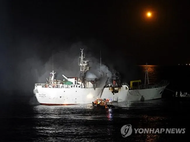 Hàn Quốc cứu hộ một tàu cá Nga bốc cháy 1
