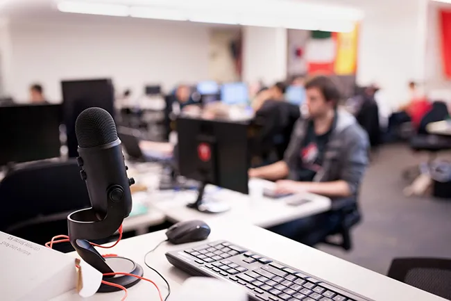 Diễn viên lồng tiếng "sốc" khi phát hiện AI sao chép giọng nói của họ 1