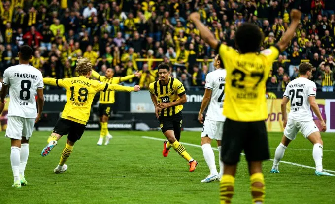 Đại thắng Frankfurt, Dortmund chiếm ngôi đầu từ Bayern
