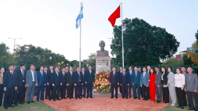 Chủ tịch Quốc hội đặt vòng hoa tại Tượng đài Chủ tịch Hồ Chí Minh ở Argentina 2