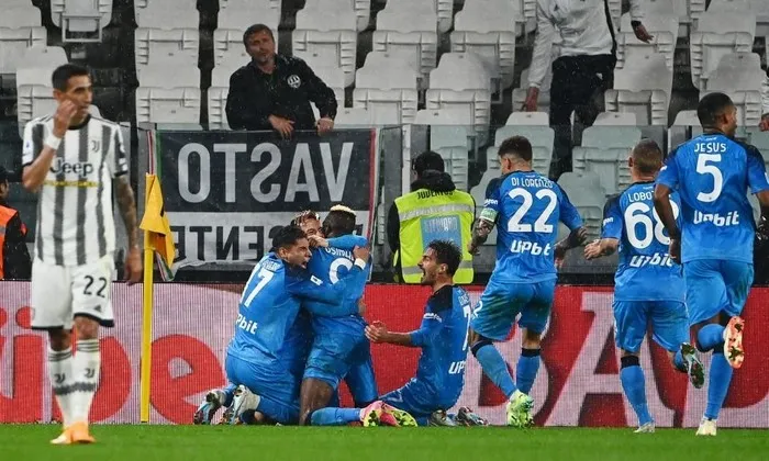 Hạ Juve ở phút bù giờ thứ 3, Napoli ở rất gần chức vô địch