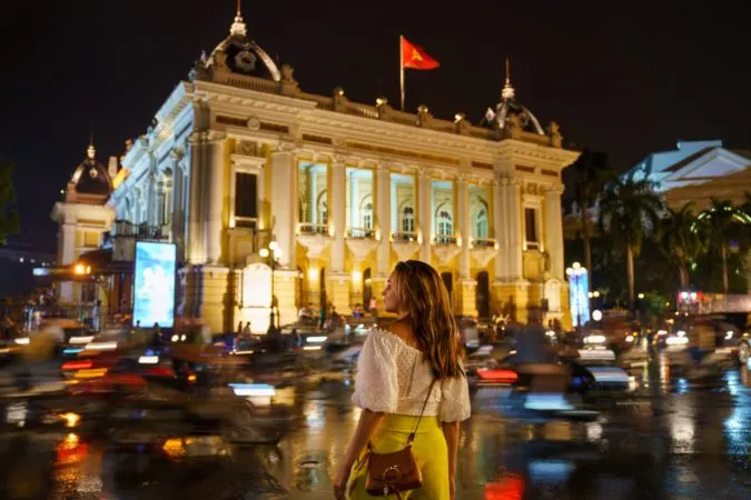 A Tourist’s Guide to Love, bộ phim vinh danh văn hóa Việt gây bão Netflix 8