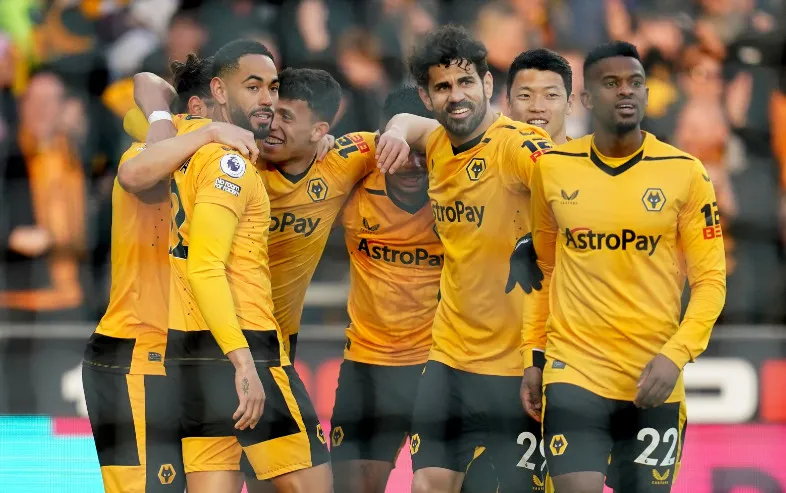 Đua trụ hạng Ngoại hạng Anh: Leeds và Leicester níu chân nhau