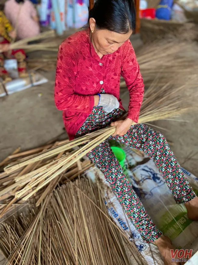 Làng chổi Mỹ An - nơi gìn giữ nghề bó chổi truyền thống 2