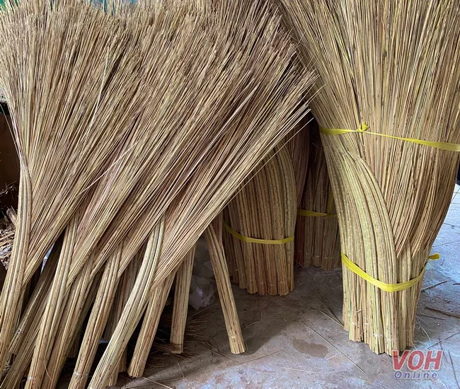 Làng chổi Mỹ An - nơi gìn giữ nghề bó chổi truyền thống 3