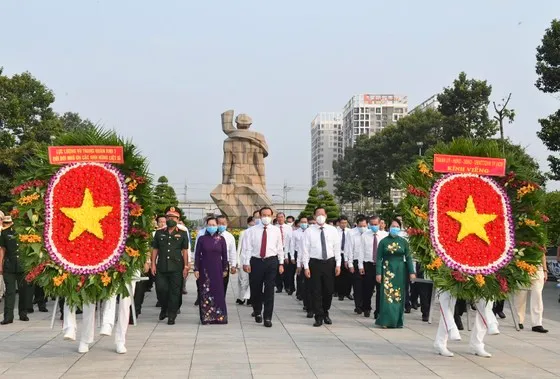 Lãnh đạo TPHCM dâng hoa tưởng niệm Chủ tịch Hồ Chí Minh nhân kỷ niệm 48 năm Giải phóng Miền Nam 1