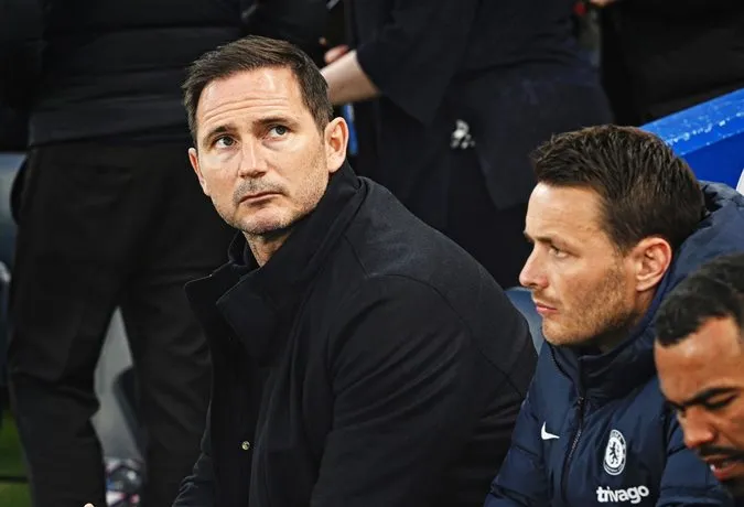 Vẻ mặt thất thần của Frank Lampard trong trận đấu với Brentford. Ảnh: Internet