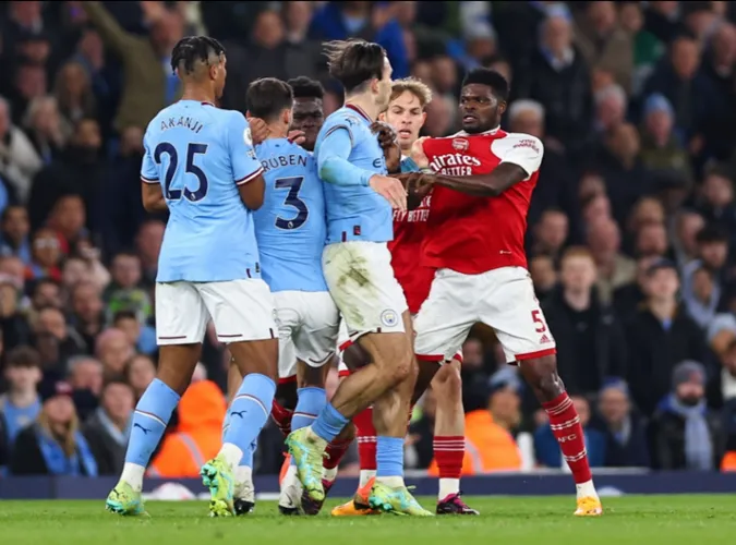 Khoảnh khắc Jack Grealish thoát thẻ đỏ ở trận gặp Arsenal 1