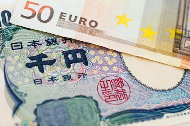 Tỷ giá ngoại tệ hôm nay 28/4/2023: USD thế giới giảm tiếp - Euro, yên Nhật trong nước giảm 1