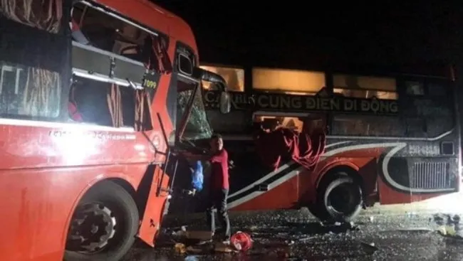 2 xe khách tông nhau trên cao tốc, 1 người chết, nhiều người bị thương 1