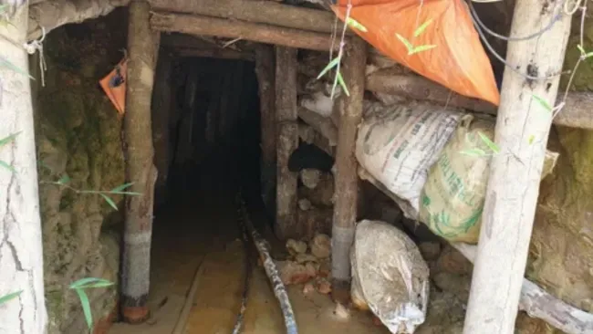 Vị trí cửa hầm khai thác khoáng sản bị bỏ hoang nơi 3 nạn nhân tử vong - Ảnh: Báo Công Lý