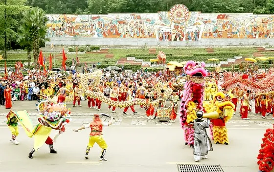 Điểm tin trưa 29/4: Giỗ tổ Hùng Vương vắng hơn dự kiến vì mưa | 2 xe khách tông nhau, tài xế tử vong 1