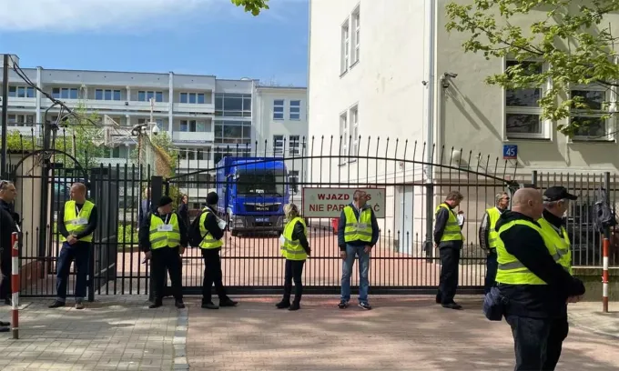 ảnh sát Ba Lan bên ngoài trường của đại sứ quán Nga ở thủ đô Warsaw 