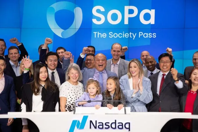 Ông Dennis Nguyen (ở giữa) cùng ban giám đốc và cổ đông của Society Pass ăn mừng đợt IPO trên sàn giao dịch Nasdaq vào tháng 11/2021