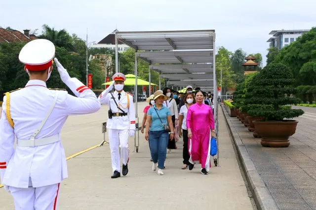 Ba ngày nghỉ lễ, hơn 52 ngàn lượt khách vào lăng viếng chủ tịch Hồ Chí Minh 1