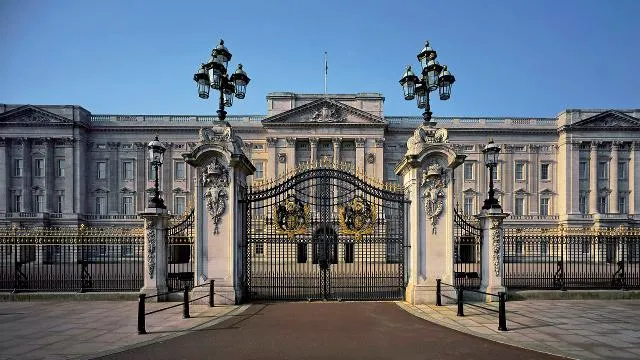 Anh: Bắt giữ đối tượng ném đồ vật khả nghi vào sân Cung điện Buckingham 1