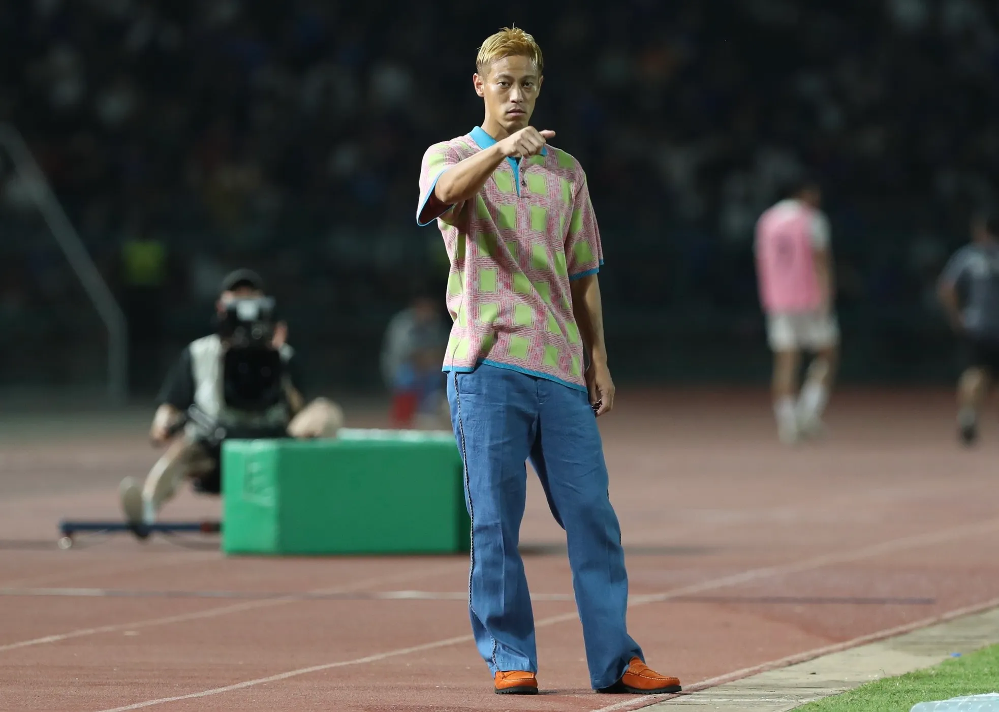 Keisuke Honda được NHM “cosplay” trên khán đài SEA Games 32