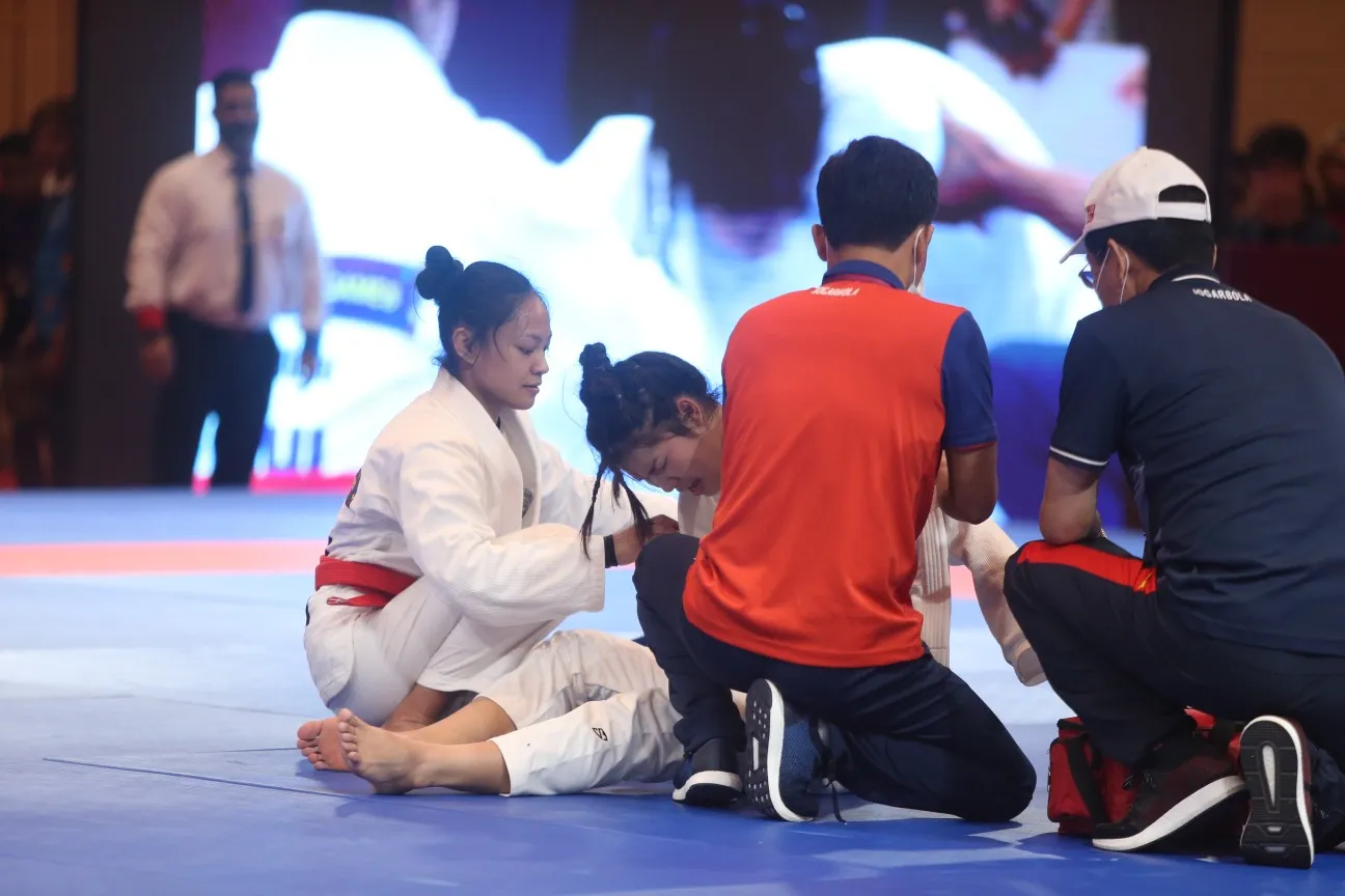 VĐV Jujitsu Việt Nam chấn thương, nén đau giành HCĐ SEA Games 32