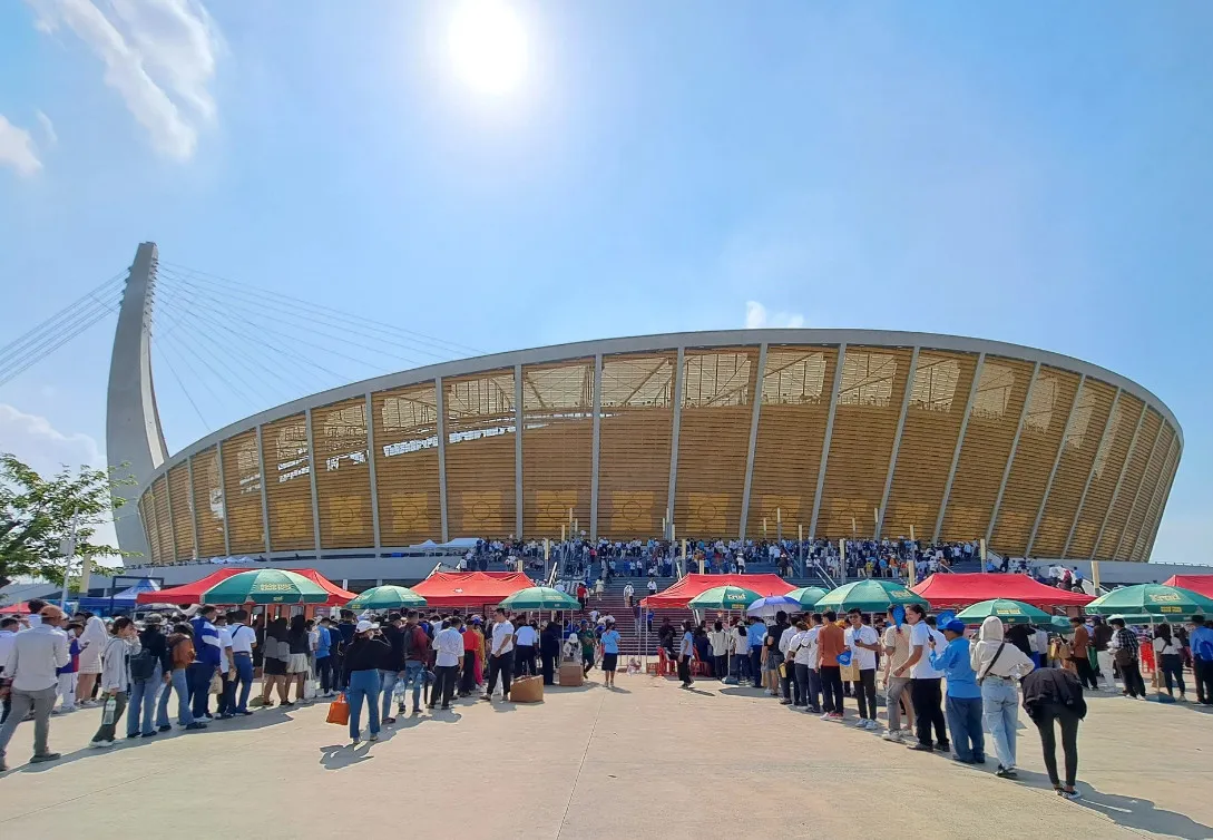 CĐV Campuchia bất chấp cái nắng đổ “lửa”, háo hức đón chào SEA Games 32