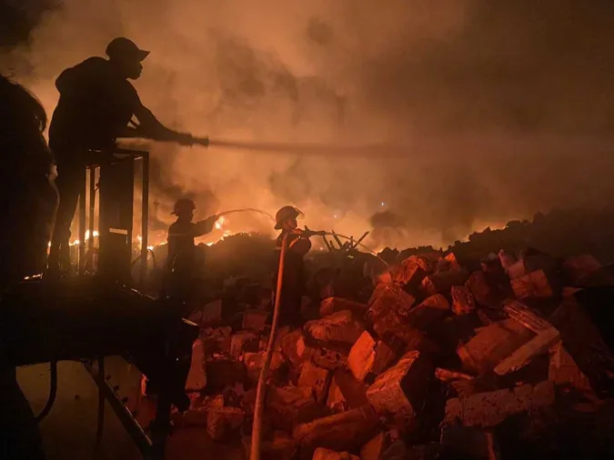 Cháy lớn tại bãi tập kết phao xốp khổng lồ ở Quảng Ninh 2