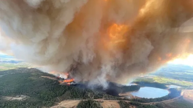Cháy rừng bùng phát tại Canada, hàng ngàn người phải sơ tán 1