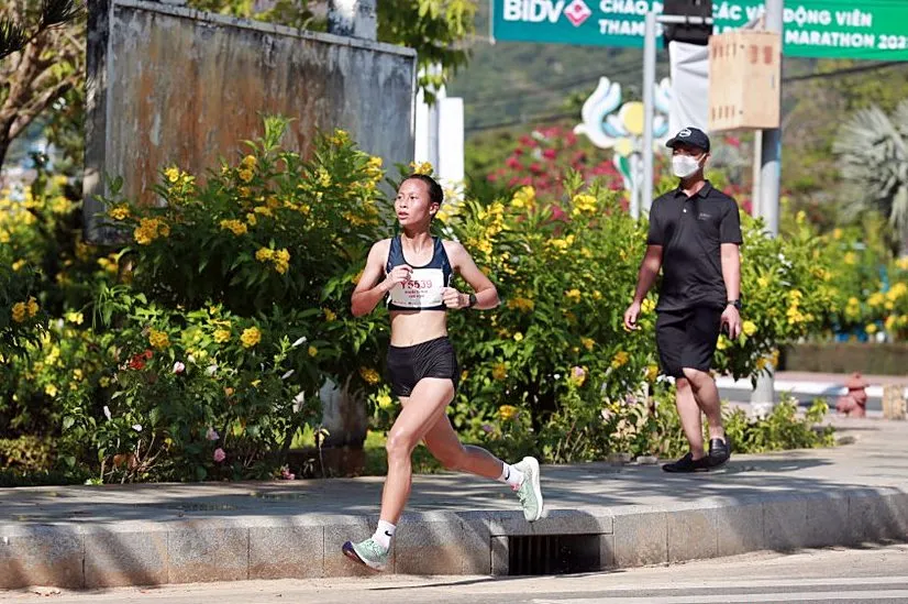 VĐV Nguyễn Thị Ninh “ngất” sau nỗ lực về đến đích nội dung marathon