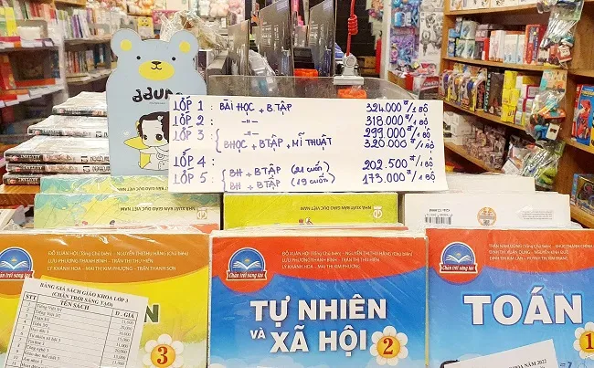 Điểm tin sáng 6/5: Gần 10.000 học sinh phải thi lại vì sự cố thi nhầm ngày | Cháy bãi chứa phế liệu 2