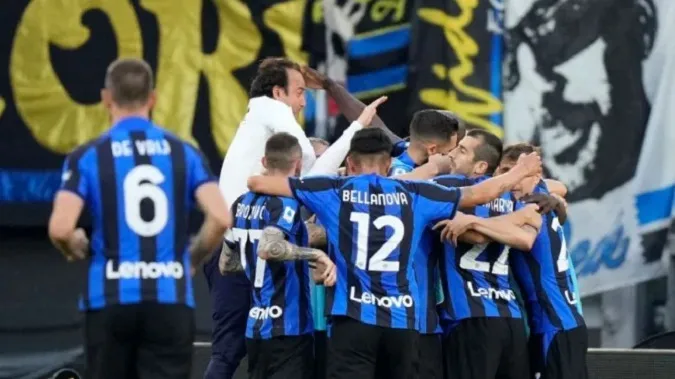 Inter và Milan làm nóng cuộc đua top 4 sau khi hạ Roma và Lazio