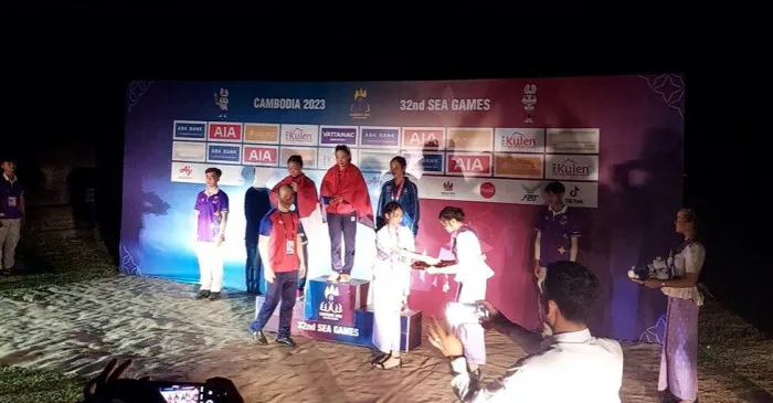 Phải chiếu đèn ô tô để trao thưởng cho Vận động viên Việt Nam tại SEA Games 32