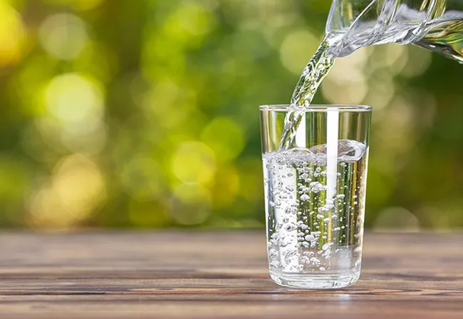 Uống nhiều nước lọc để giúp cơ thể chuyển hóa natri, tránh gây hại cho thận - Ảnh: TVBS