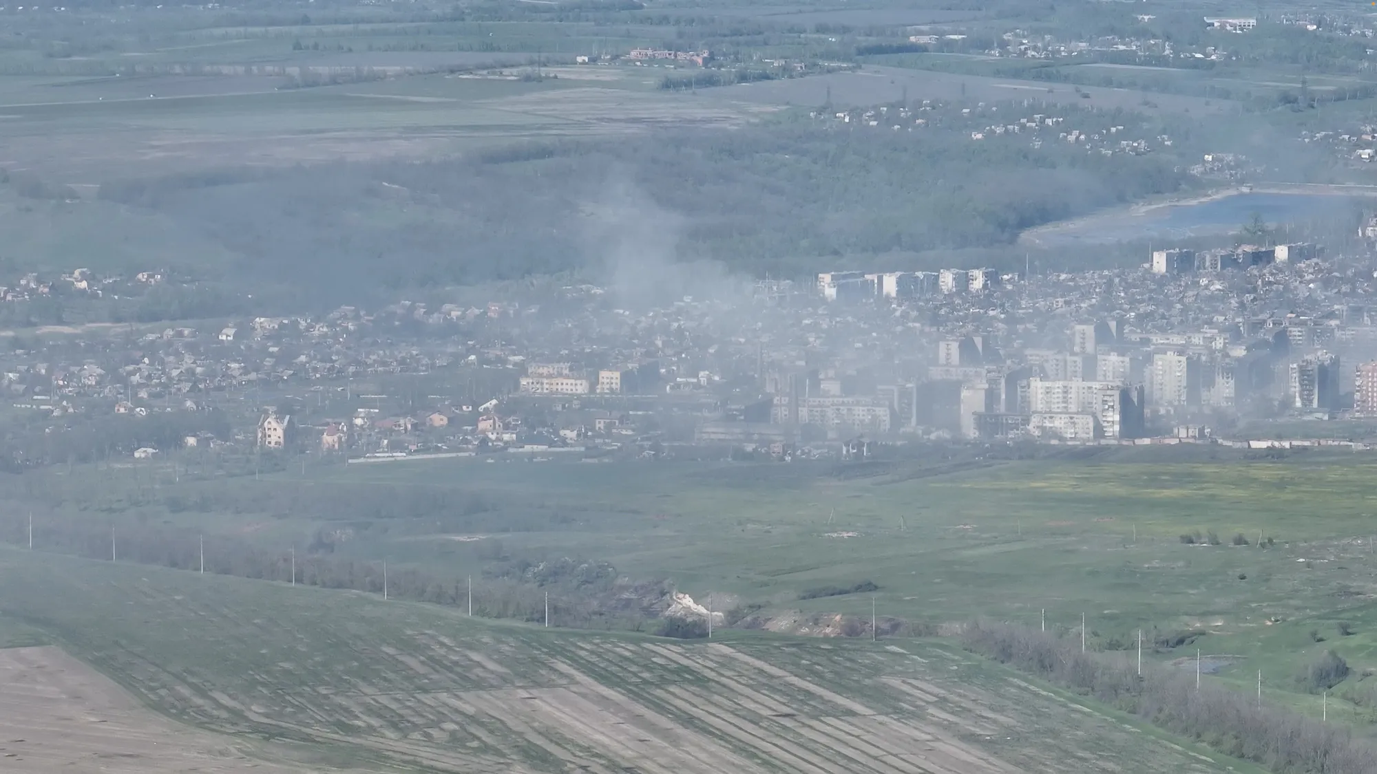 Khói bốc lên sau một vụ nổ ở thành phố Bakhmut, vùng Donetsk, đông Ukraine. Ảnh chụp màn hình một video đăng ngày 7-5 - Ảnh: REUTERS