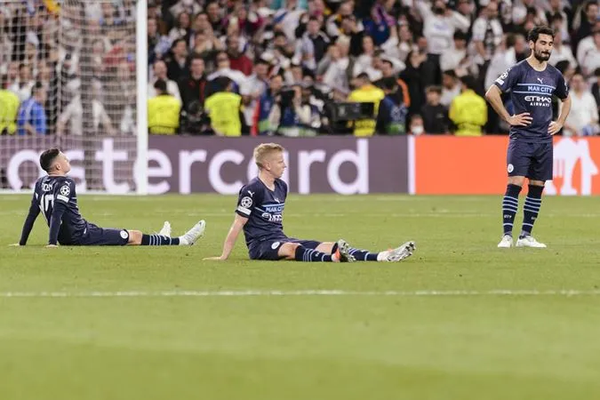 Các cầu thủ Man City gục ngã sau khi để thua trước Real - Ảnh: Internet
