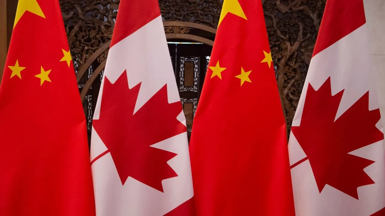 Cờ Canada và Trung Quốc