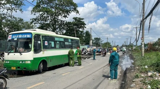 Tránh vũng nước, xe máy va chạm xe buýt khiến 2 mẹ con thương vong 1