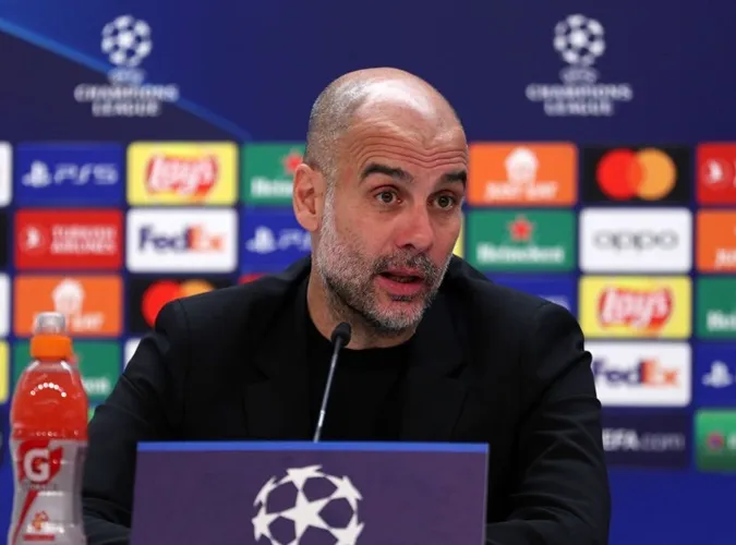 Pep Guardiola khiến phóng viên 