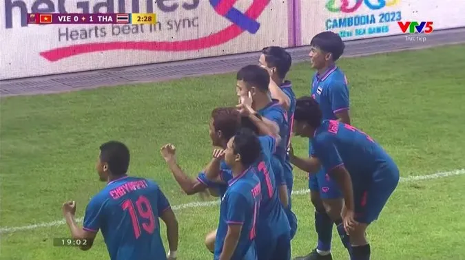 Các cầu thủ U22 Thái Lan ăn mừng bàn mở tỷ số.