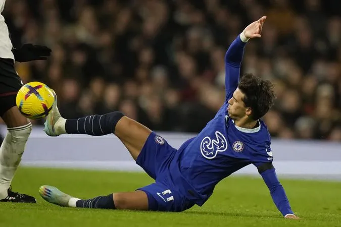 Pha bóng dẫn đến thẻ đỏ của Felix trong trận ra mắt Chelsea - Ảnh: Internet