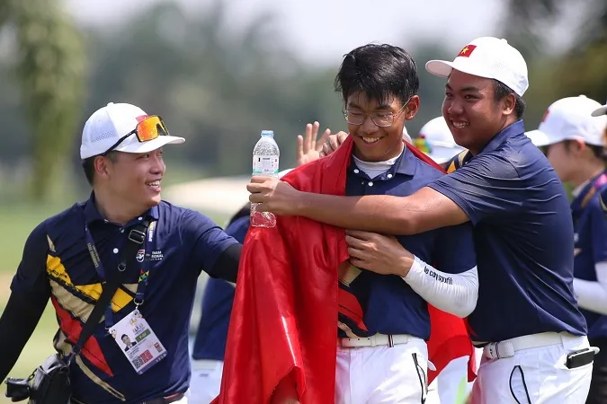 Golf Việt Nam làm nên lịch sử tại SEA Games nhờ chàng trai 15 tuổi