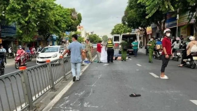 TPHCM: Lái xe va vào dải phân cách, nam thanh niên tử vong tại chỗ 1