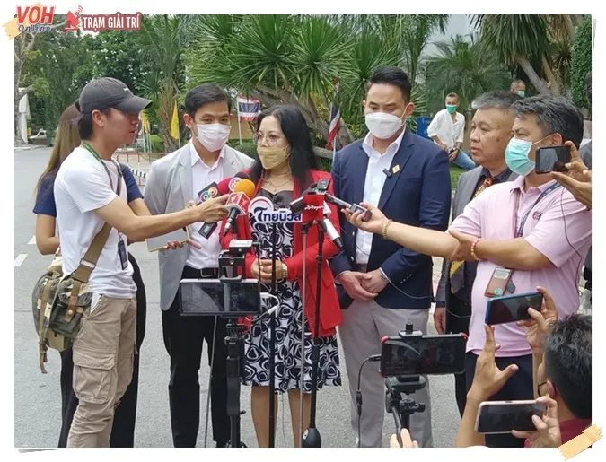 Mẹ diễn viên 'Chiếc Lá Cuốn Bay' nắm tay hai kẻ hại chết con gái rời tòa 4