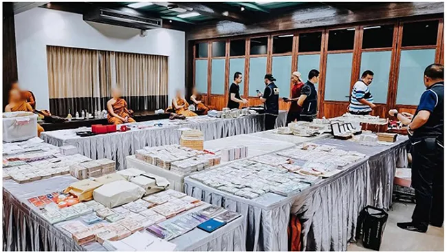 Vàng, tiền mặt thu giữ ở chùa Wat Pa Thammakhiri (ảnh: Straits Times)