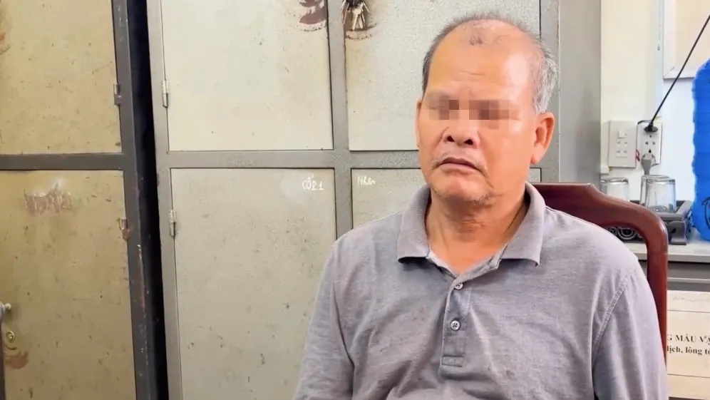 Võ Trọng Tối (phải) bị bắt sau khi đâm liên tiếp chủ tịch phường Thủy Châu (thị xã Hương Thủy) nhiều nhát dao - Ảnh: TTO