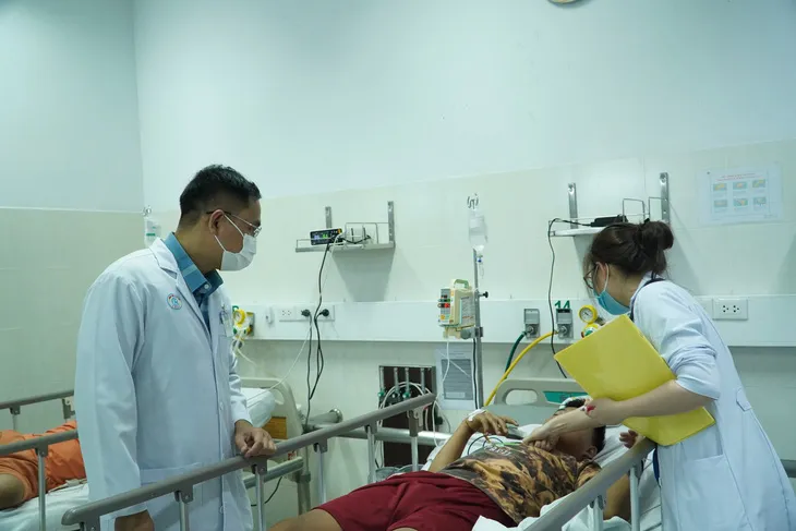 Các bác sĩ đang khám cho một trong ba anh em ruột bị ngộ độc botulinum do ăn chả lụa bán dạo - Ảnh: Bệnh viện cung cấp