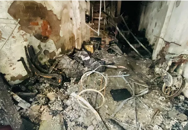 Nhà 4 tầng bị cháy, cả nhà lên ban công thoát thân 1